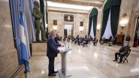 Presidente Alberto Fernández: "El coronavirus lejos está de ser derrotado" en el País.
