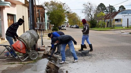 LIBRES:  Se construye cordón cuneta en calle Colón y Velazco.