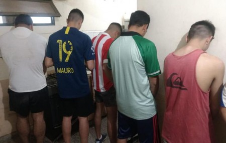 Corrientes: La policia arresto jóvenes por estar jugando un partido de fútbol.