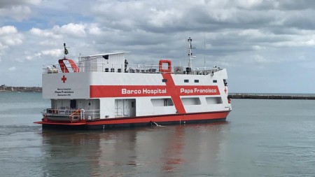 Vaticano:  El barco-hospital ‘Papa Francisco’ se vuelca con los infectados de coronavirus en el Amazonas.