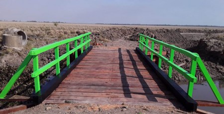 Solución definitiva:  La Provincia construyó un puente entre paraje Carbajal y Herlitzka, dando co  nectividad vial a más de 30 familias.