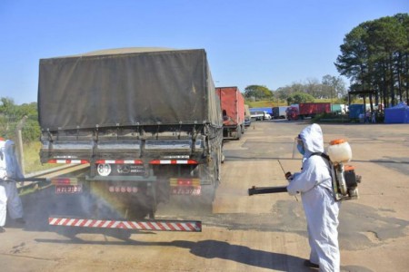 LIBRES:  Desinfección de camiones en el ingreso al País.