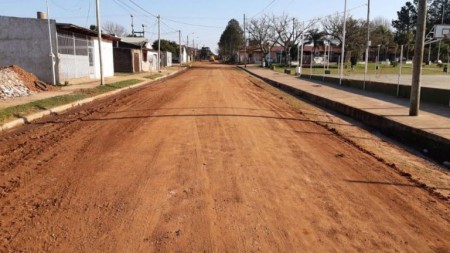 Paso de los Libres:  Enripiado y compactado de calles en barrio Santa Bárbara.