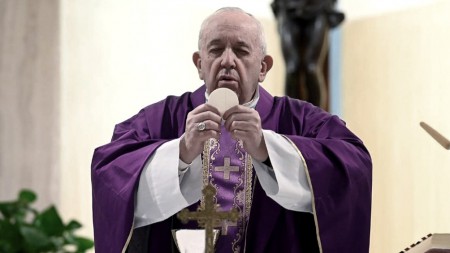 Francisco lamentó que las consecuencias de la pandemia "golpean especialmente a los más pobres".