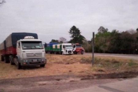 Transportistas molestos por esperar hace tres días para las descargas.