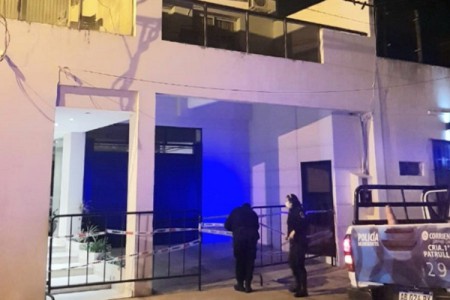 Coronavirus en Corrientes: Vallaron un edificio en el barrio Cambá Cuá.