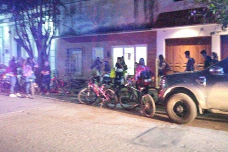 Demoraron a estudiantes que realizaban serenata a sus profesores.