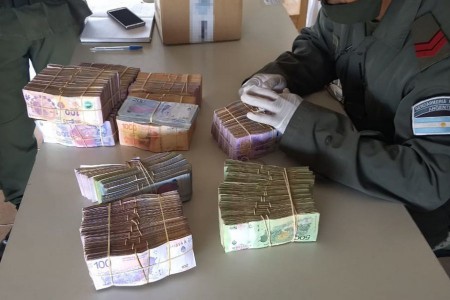 Viajaba a Corrientes con más de $2.000.000 y cheques sin el aval legal.