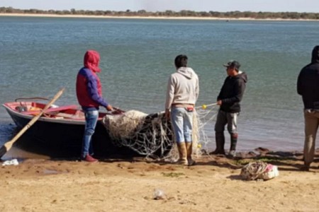 Naufragio en el Paraná: Sin pistas de los cuatro jóvenes pescadores.