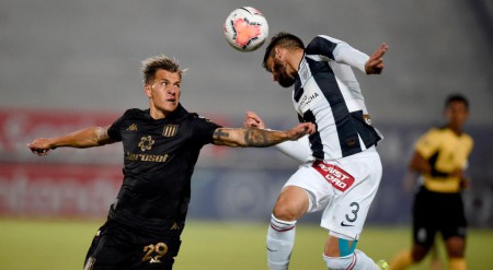 Racing ganó en Perú y puso un pié en octavos de final.