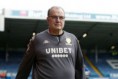 El festejo de Marcelo Bielsa con los fanáticos luego de lograr el ascenso con el Leeds.